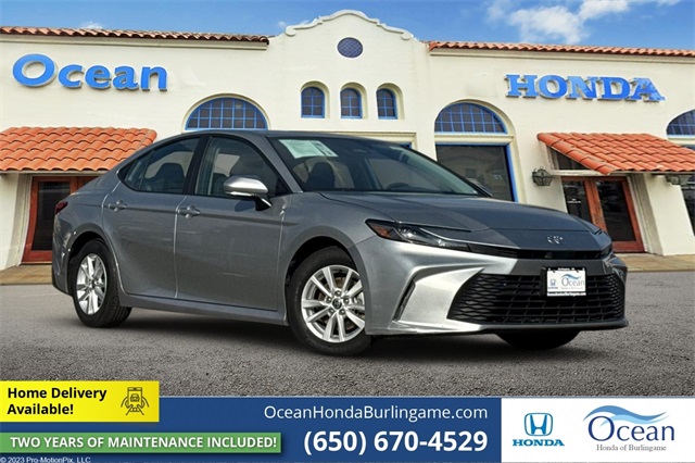 2025 Toyota Camry LE's photo