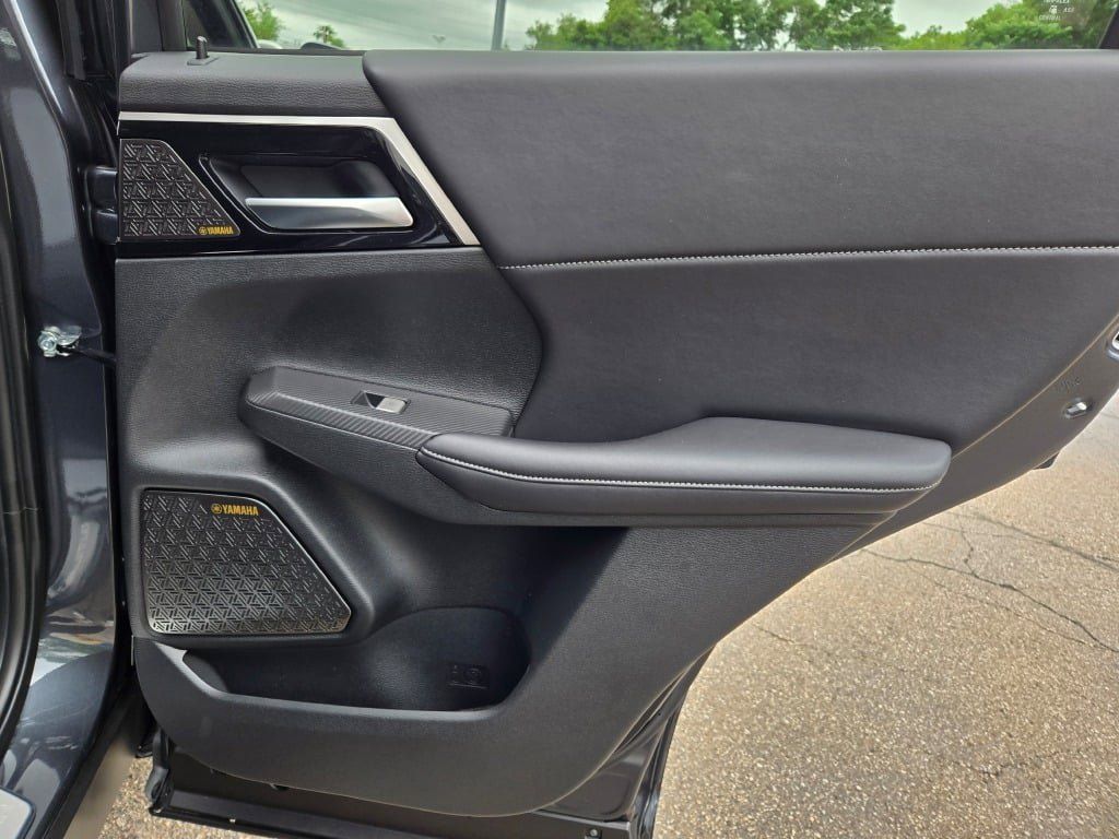 2025 Mitsubishi Outlander SE photo 16