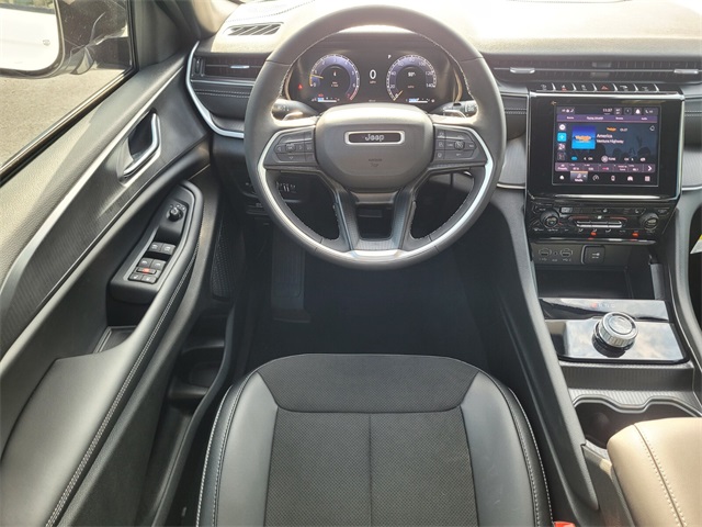 2025 Jeep Grand Cherokee Altitude photo 12