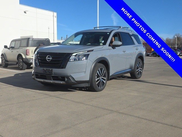 2023 Nissan Pathfinder Platinum's photo