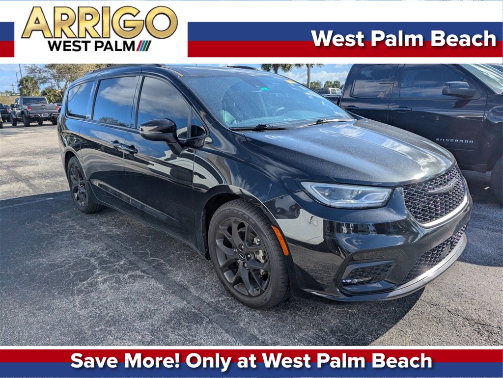 2023 Chrysler Pacifica Touring L's photo