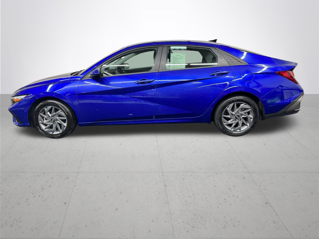 2024 Hyundai Elantra SEL photo 3