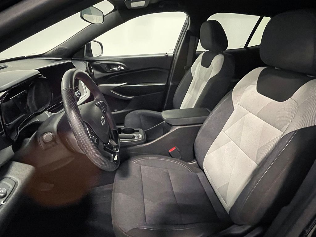 2024 Chevrolet Trax photo 2