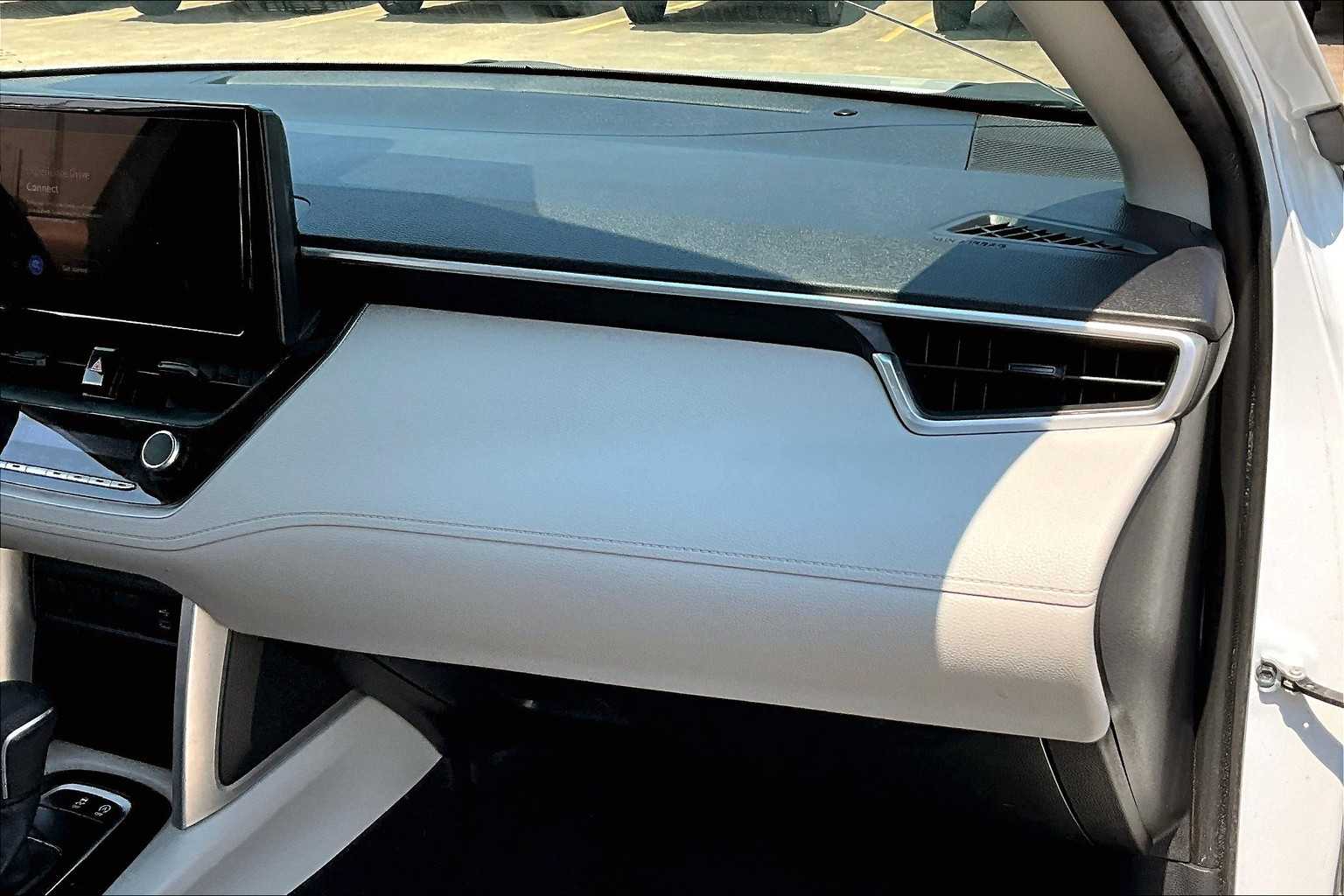 2023 Toyota Corolla Cross LE photo 17