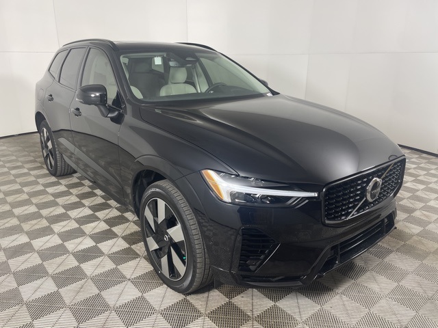 2025 Volvo XC60 T8 Plus photo 2