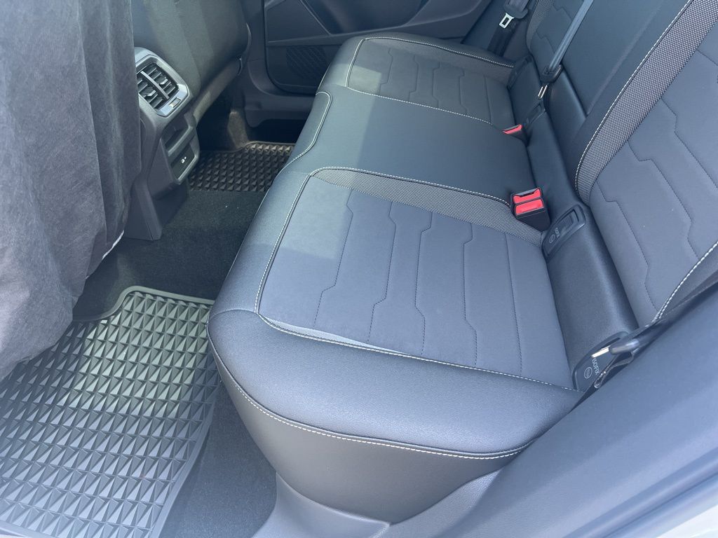 2025 Volkswagen Taos SE photo 14
