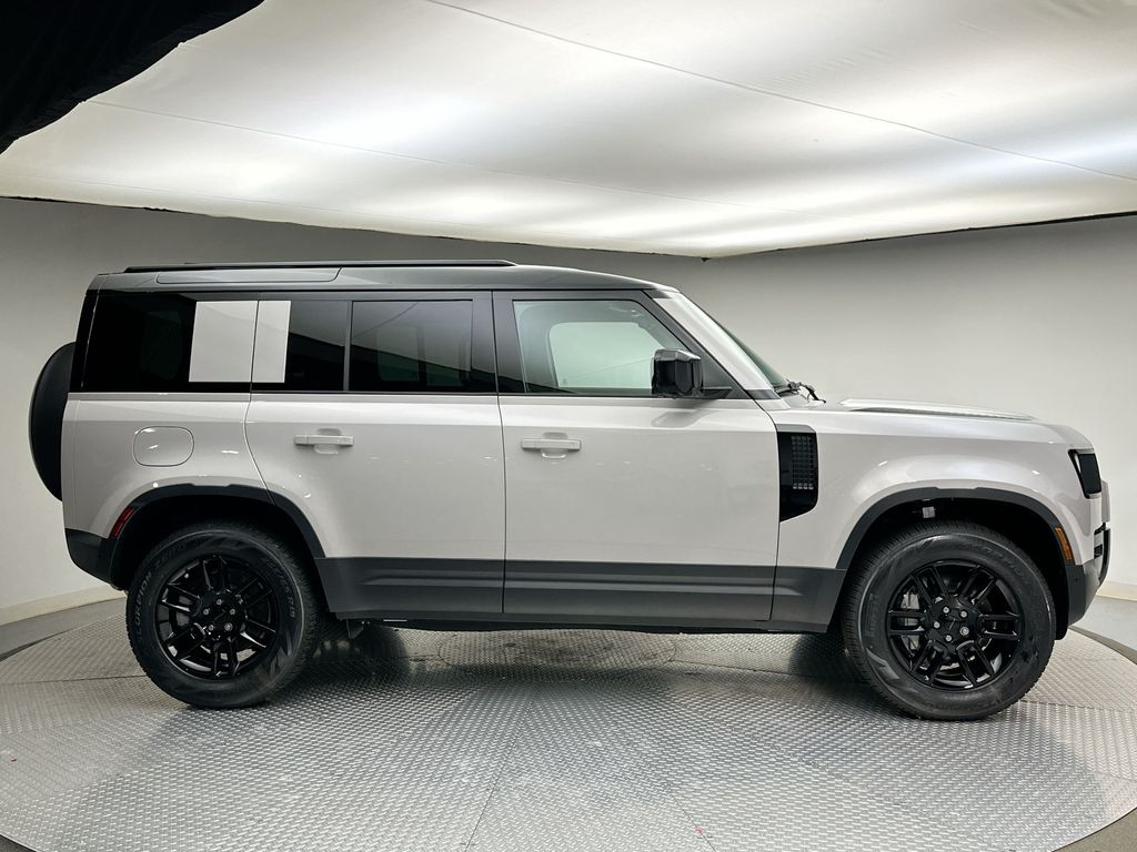 2026 Land Rover Defender 110 photo 2