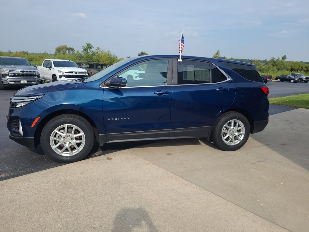 2022 Chevrolet Equinox LT photo 2