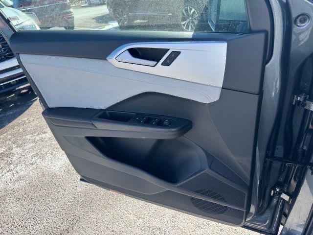 2025 Volkswagen Taos SE photo 16