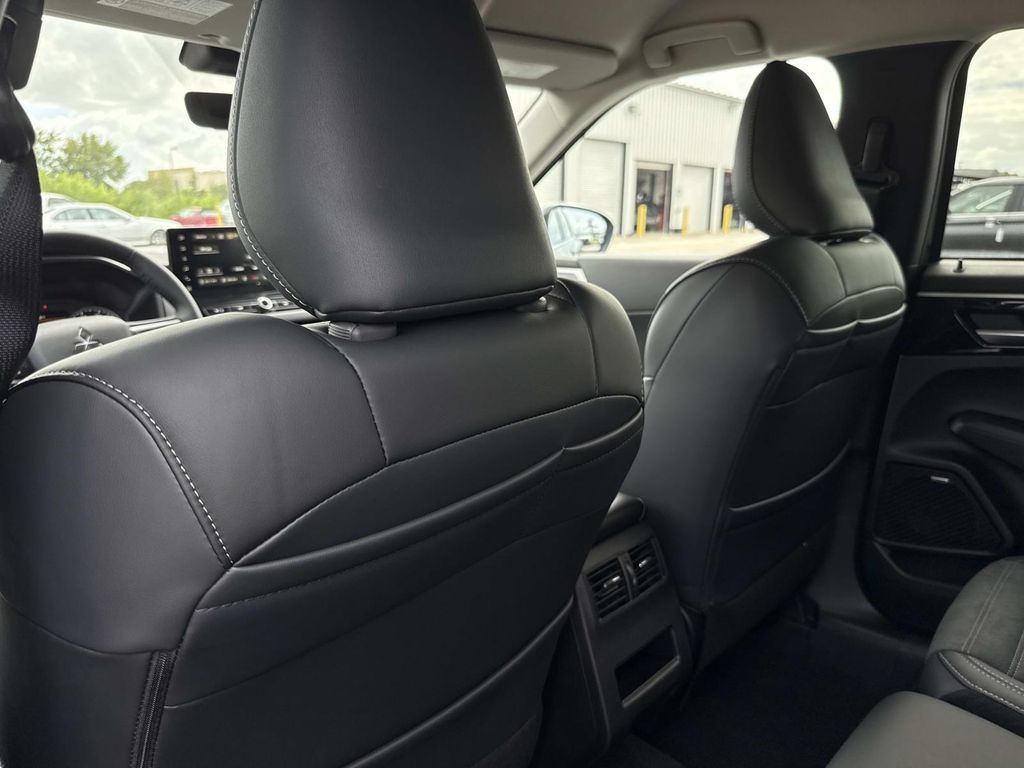 2025 Mitsubishi Outlander SE photo 11