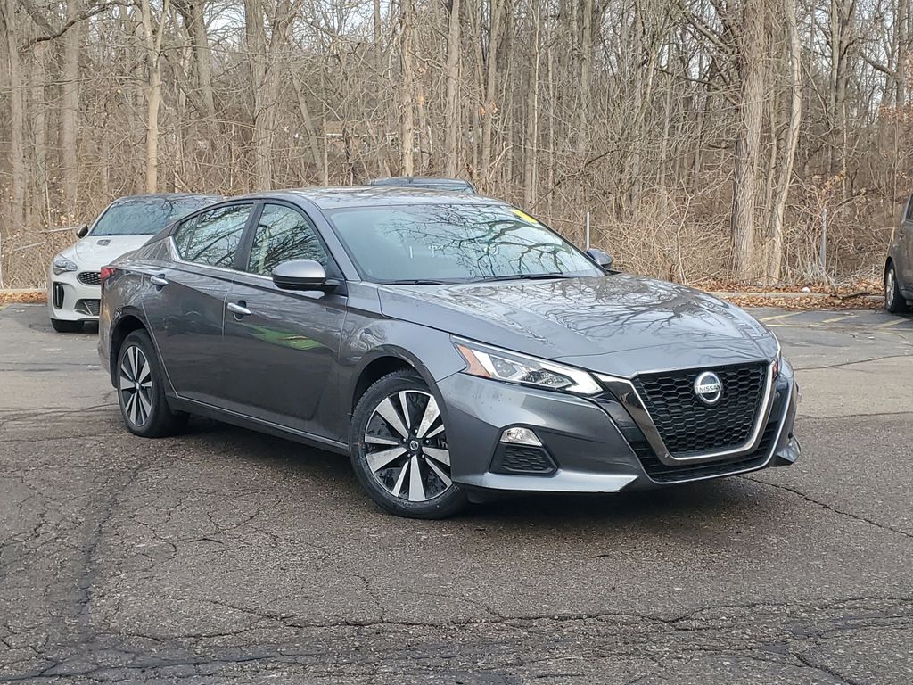 2022 Nissan Altima SV's photo
