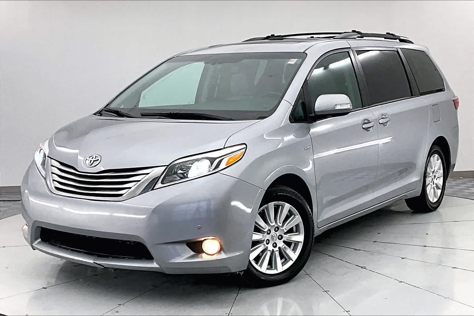 2017 Toyota Sienna Limited Premium's photo