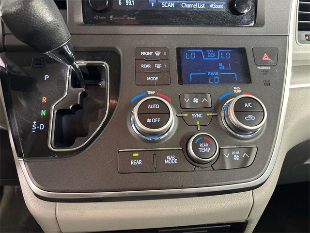 2017 Toyota Sienna LE photo 19