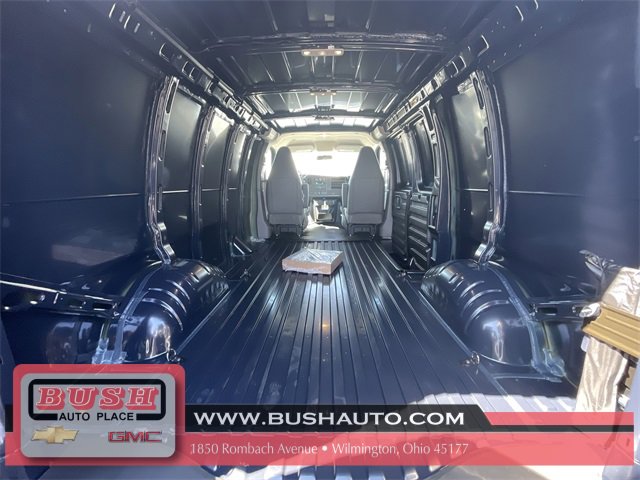 2025 Chevrolet Express Cargo 3500 photo 7