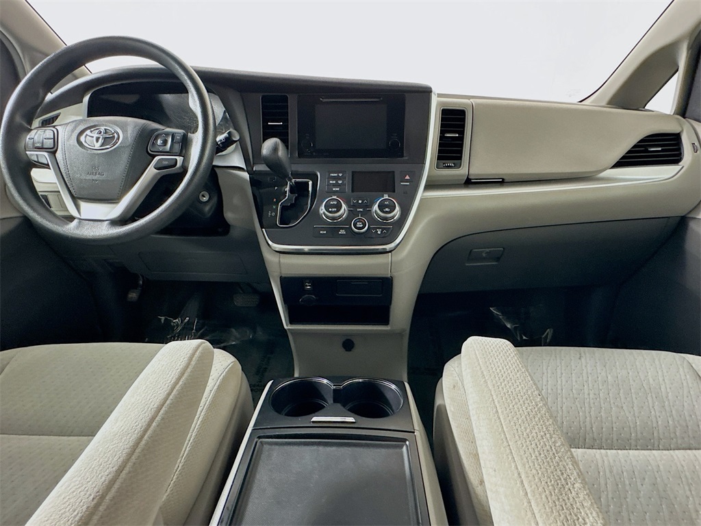 2017 Toyota Sienna LE photo 13