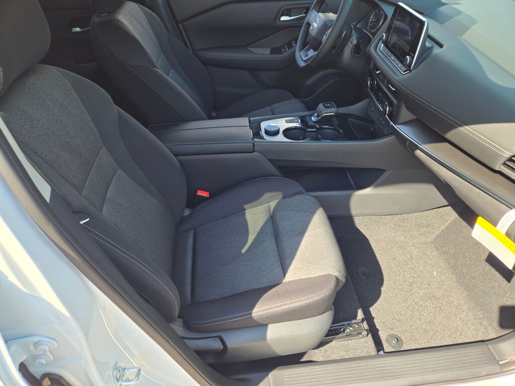 2026 Nissan Rogue SV photo 5