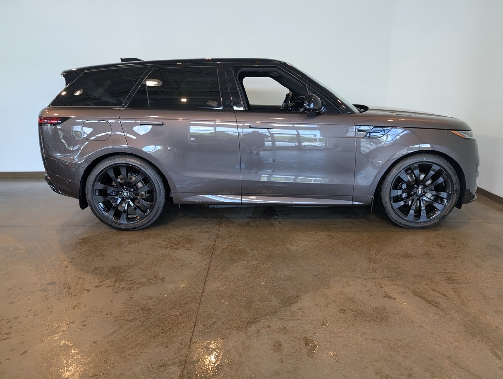 2025 Land Rover Range Rover Sport SE photo 3