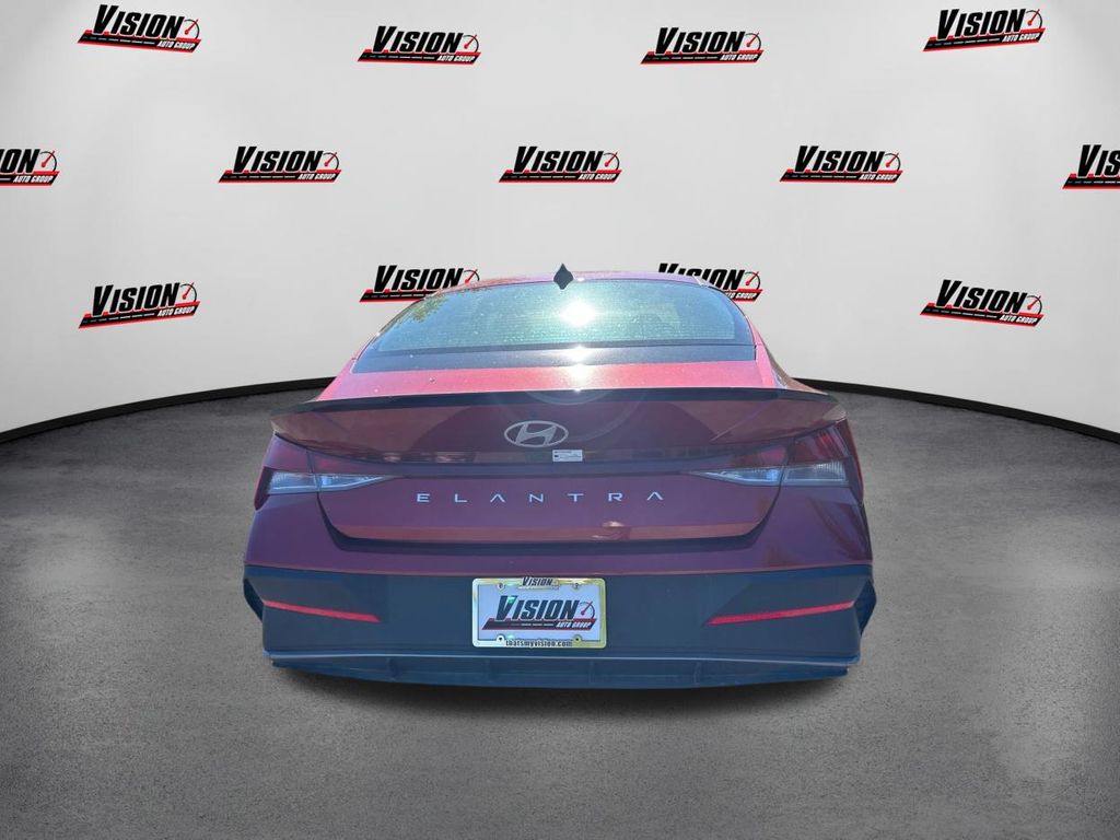 2025 Hyundai Elantra SEL Sport photo 6