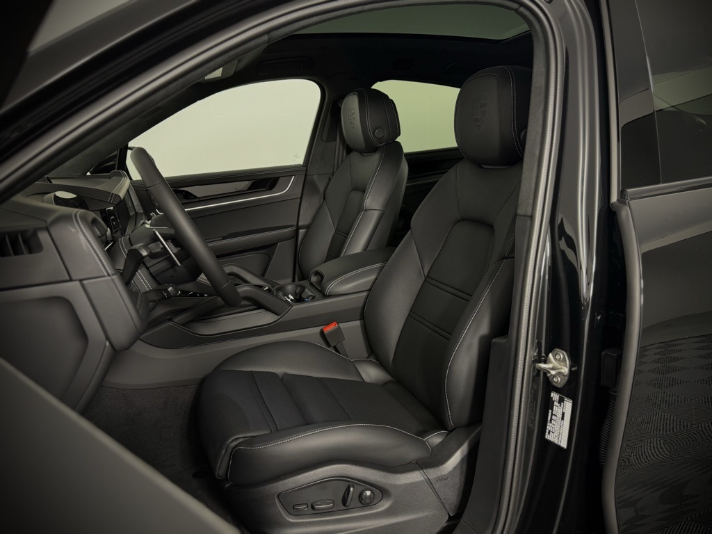 2025 Porsche Cayenne Turbo E-Hybrid Coupe photo 5
