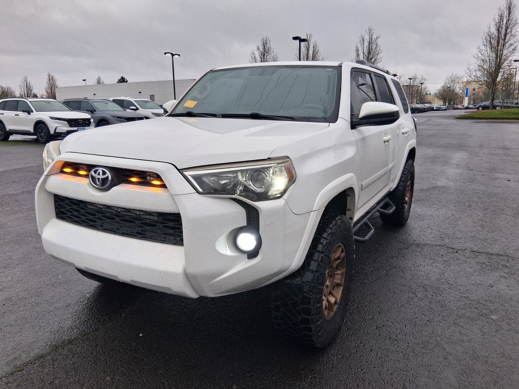 2017 Toyota 4Runner SR5 photo 3