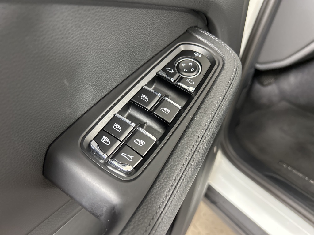 2025 Porsche Macan Base photo 14