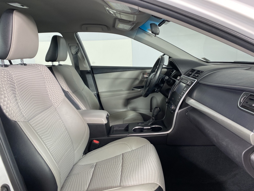 2015 Toyota Camry SE photo 7