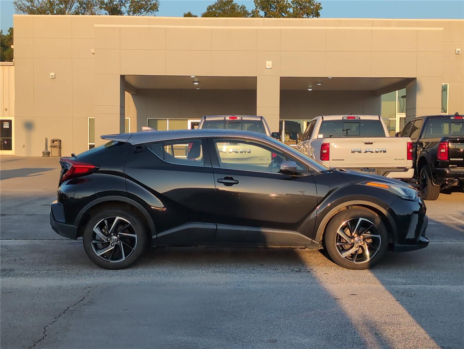 2021 Toyota C-HR LE photo 6