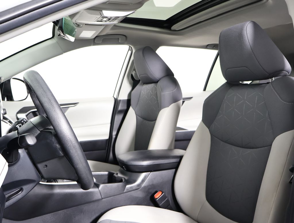 2023 Toyota RAV4 XLE photo 7