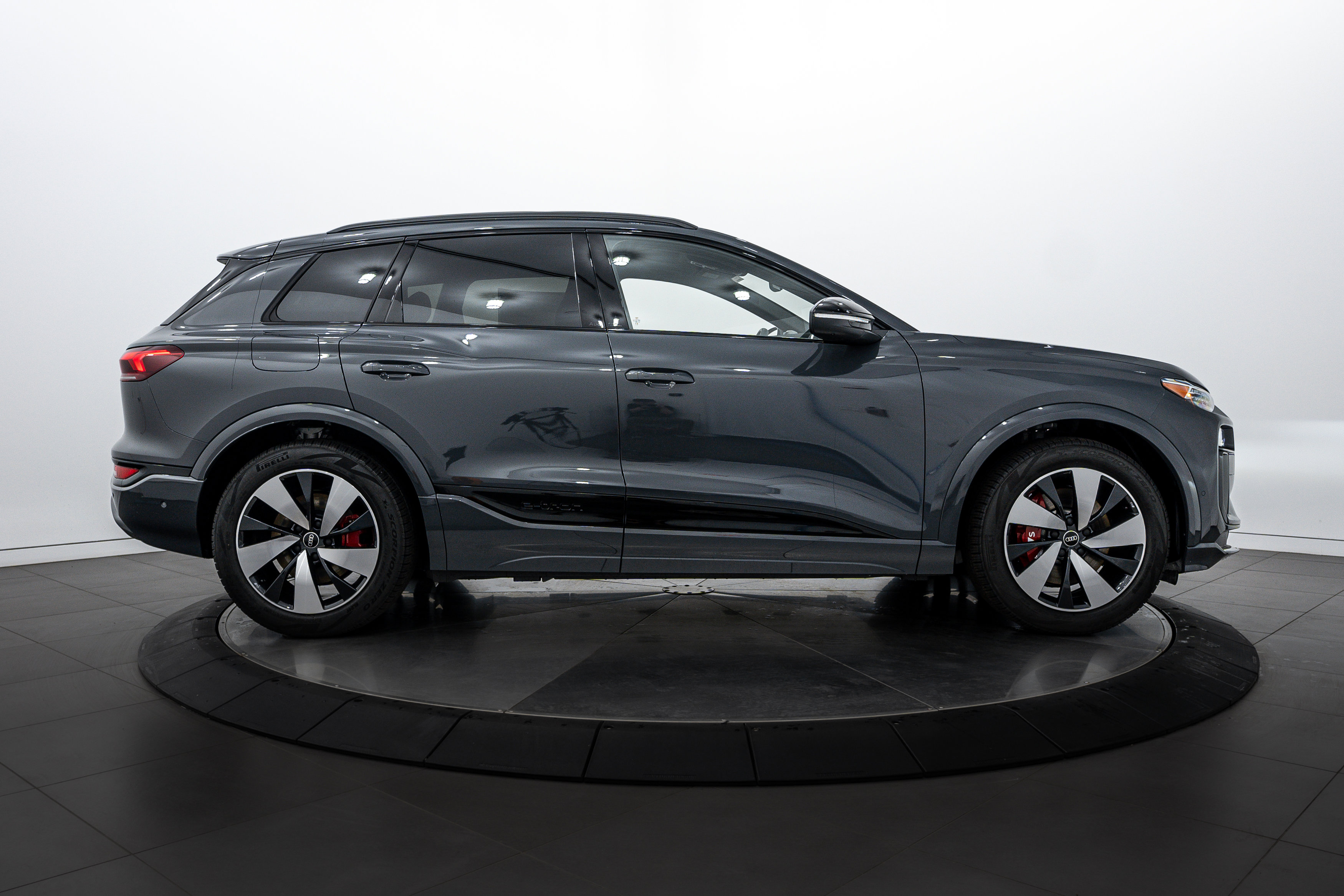 2025 Audi SQ6 photo 3