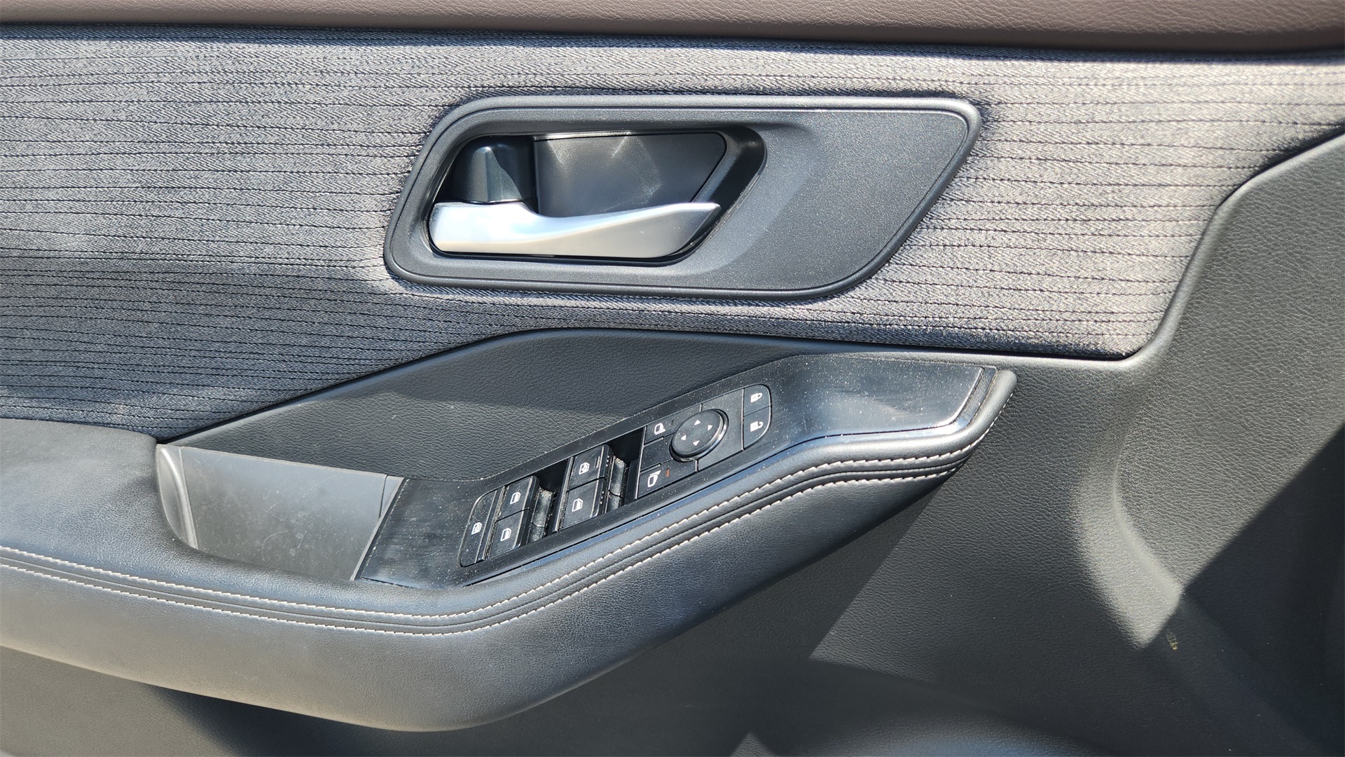 2023 Nissan Rogue SV photo 14