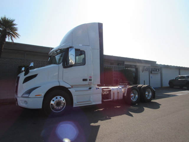 New 2025 VOLVO VNR64T-300's photo