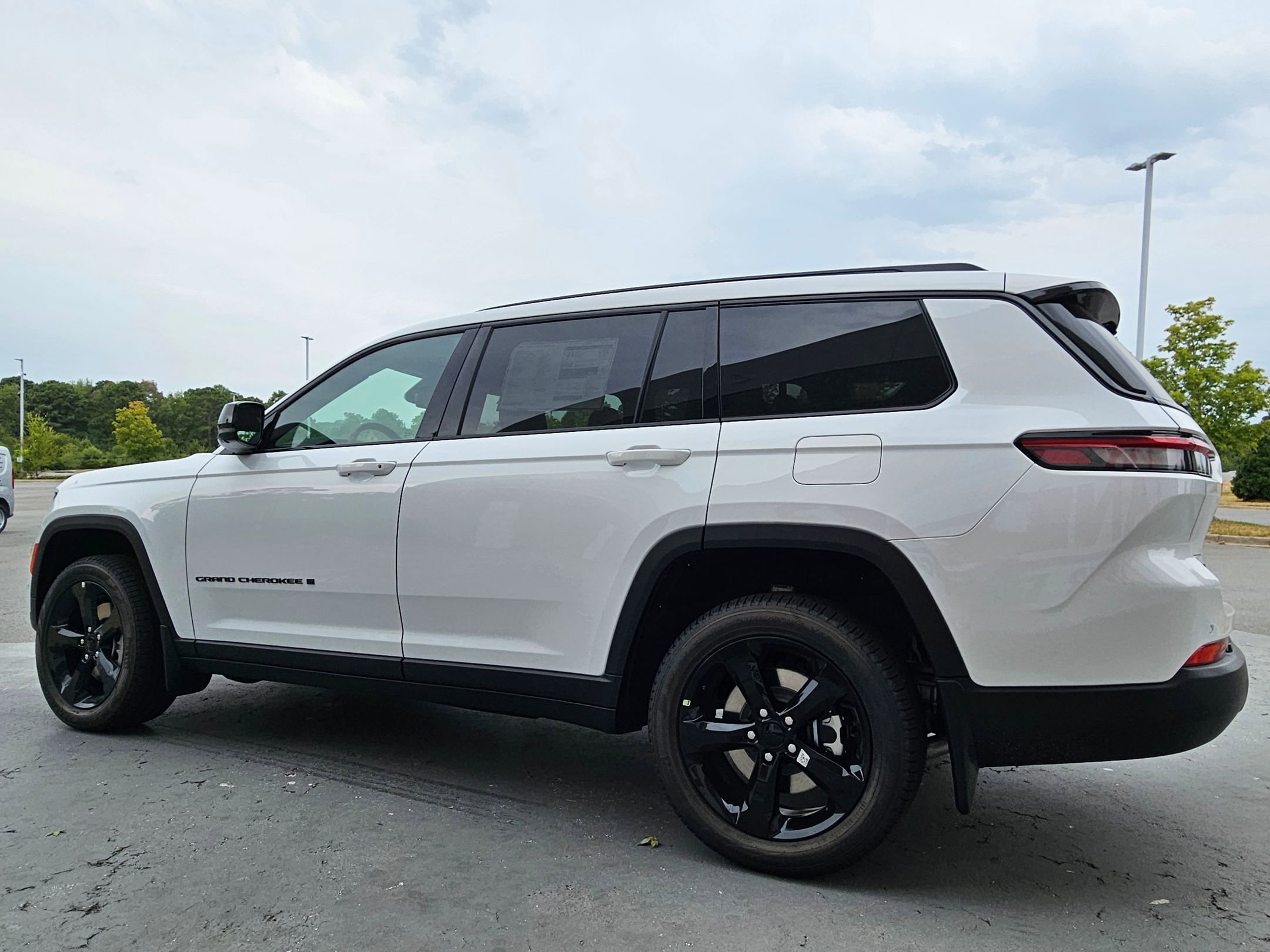 2025 Jeep Grand Cherokee Limited photo 2