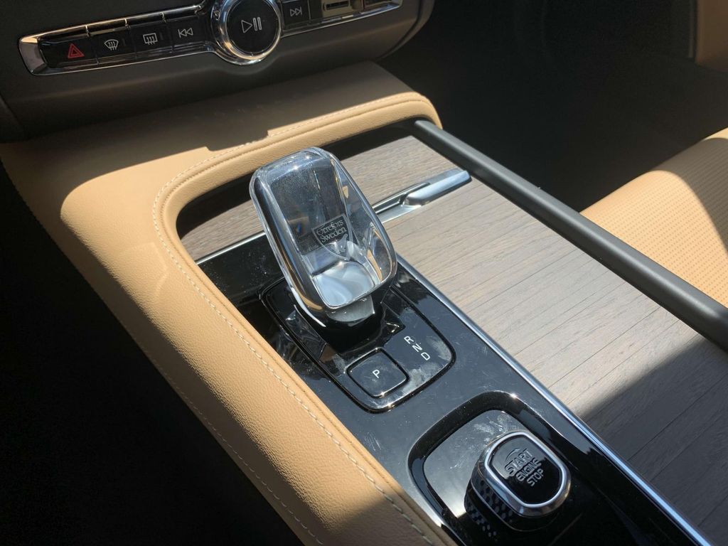 2025 Volvo S90 photo 12