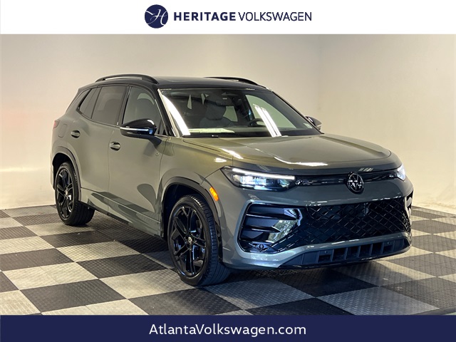 2025 Volkswagen Tiguan SE R-LINE BLACK's photo