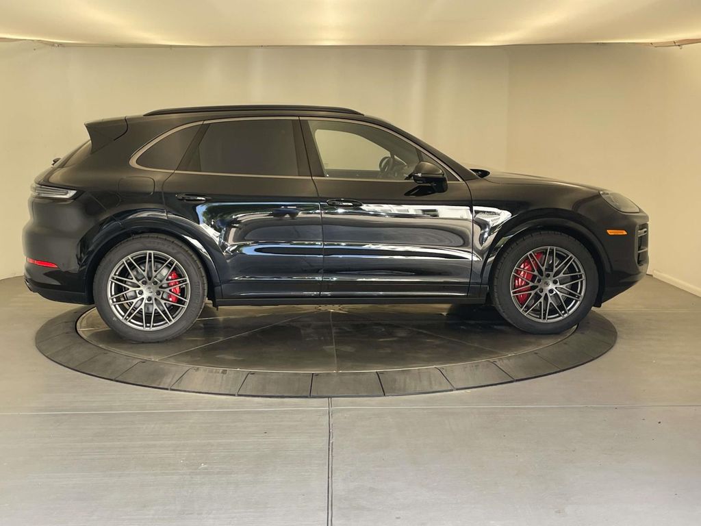 2025 Porsche Cayenne Turbo E-Hybrid photo 8
