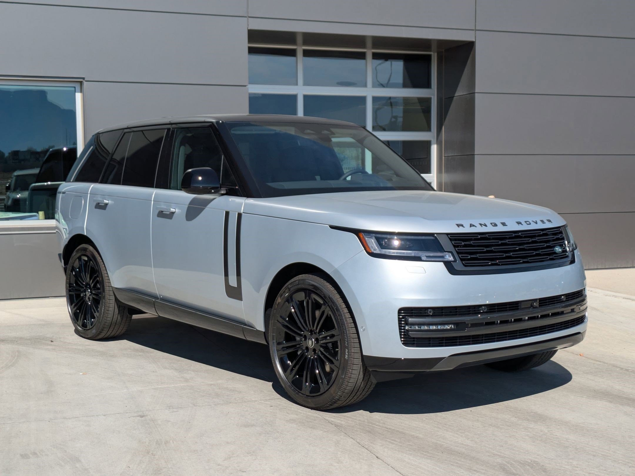 2025 Land Rover Range Rover SE photo 3