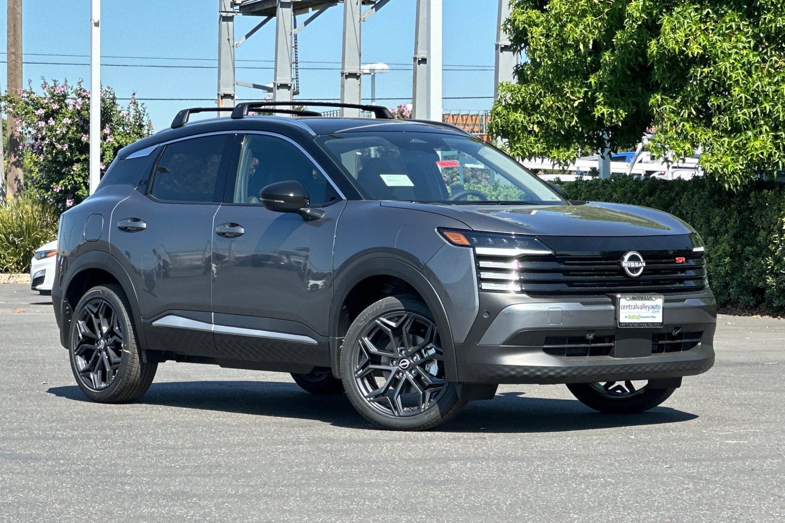 2025 Nissan Kicks SR photo 2