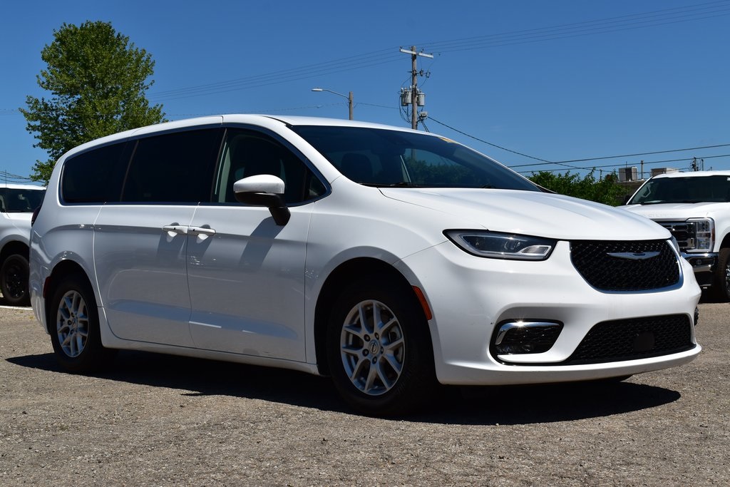 2023 Chrysler Pacifica Touring L photo 3