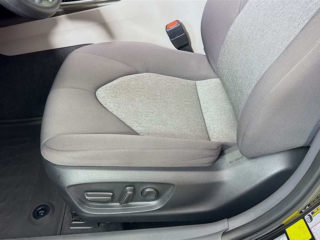 2023 Toyota Camry Hybrid LE photo 17
