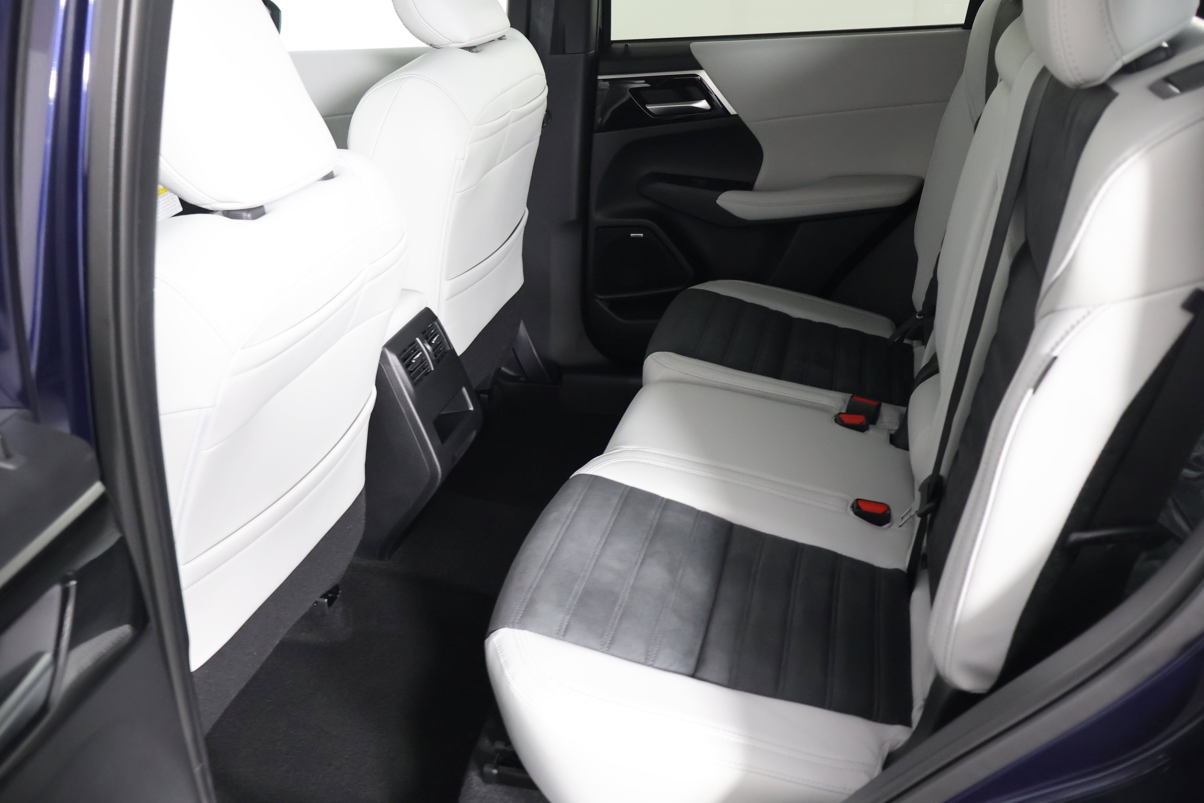 2025 Mitsubishi Outlander SE photo 15