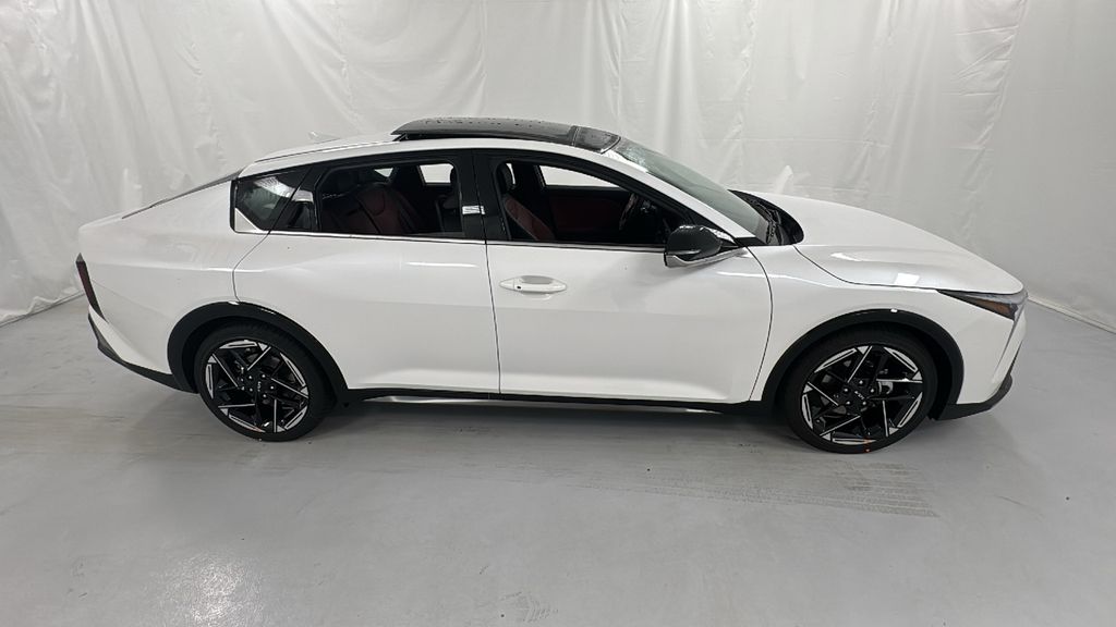2025 Kia K4 GT-Line photo 2