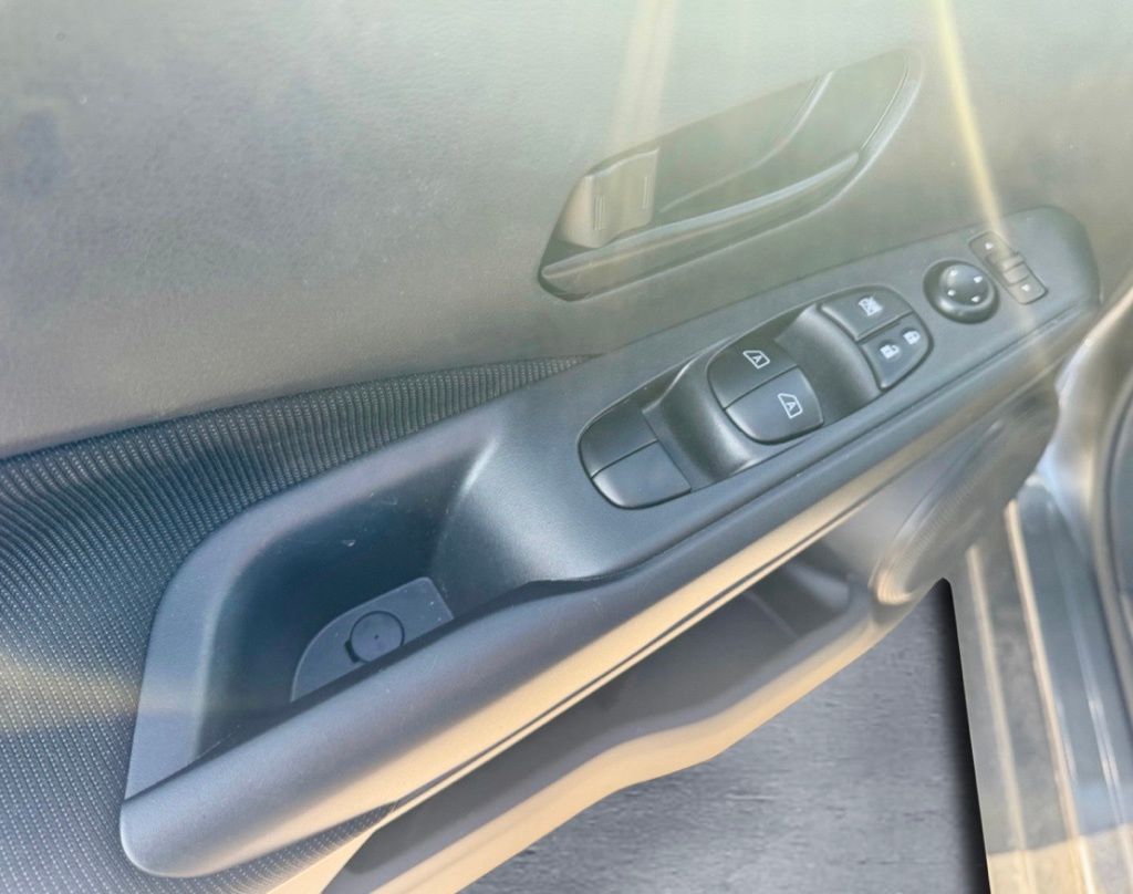 2025 Nissan Kicks Play S photo 16
