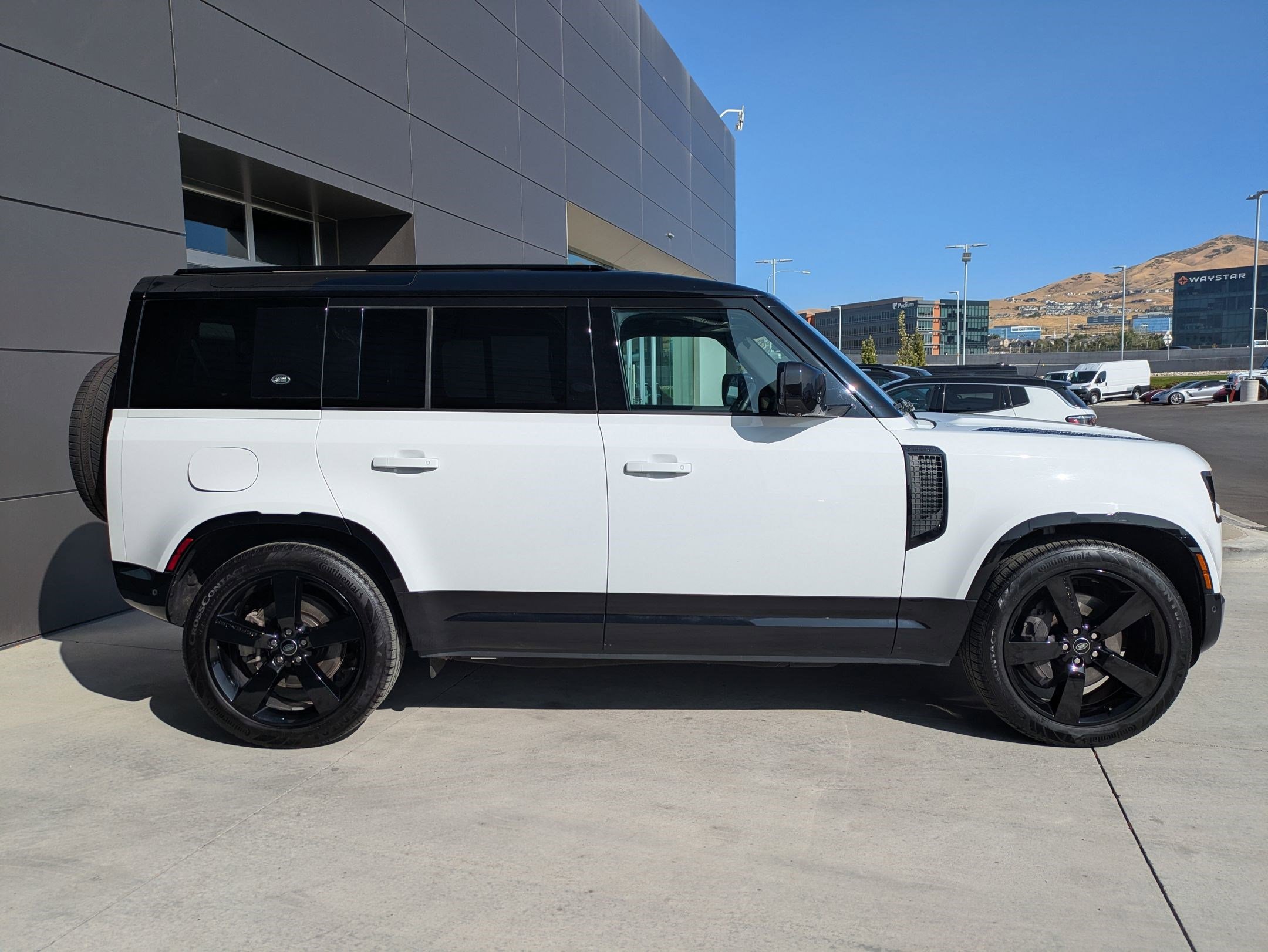 2022 Land Rover Defender 110 X-Dynamic HSE photo 4