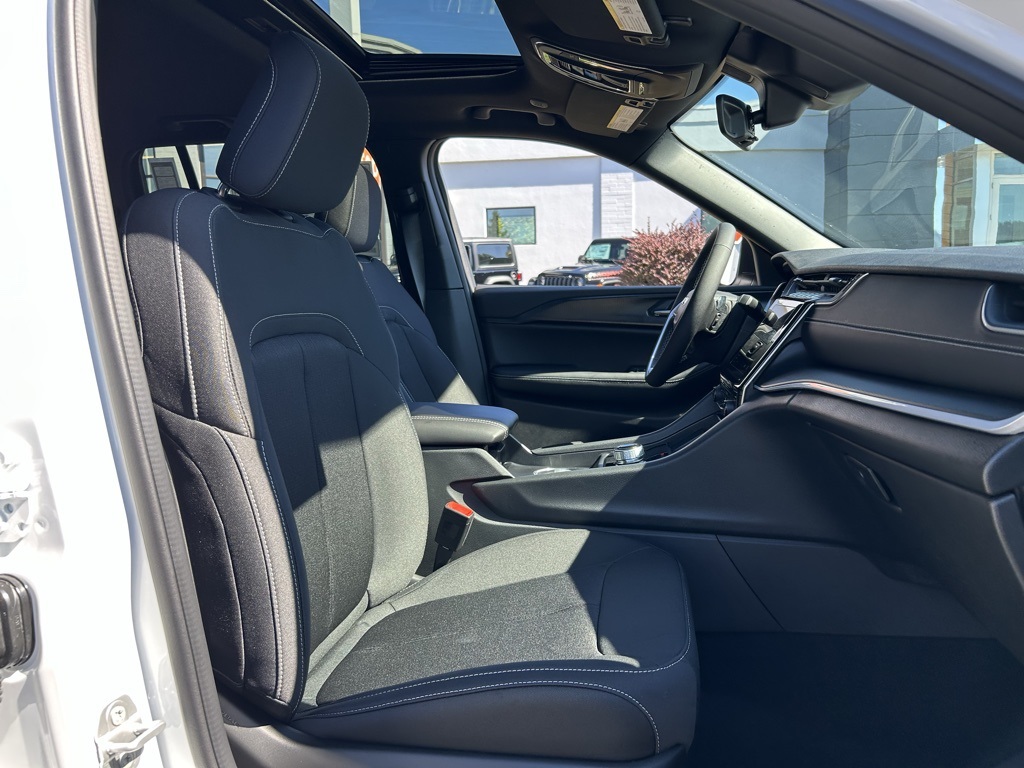 2025 Jeep Grand Cherokee Laredo X photo 28