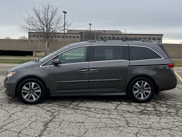 2017 Honda Odyssey Touring photo 2