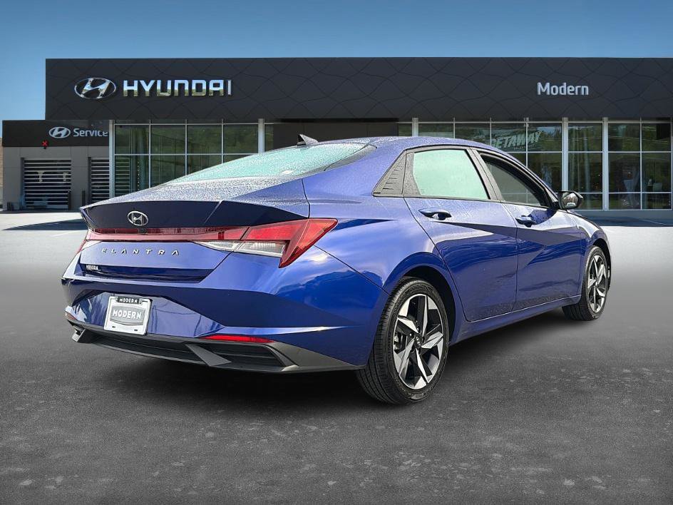 2023 Hyundai Elantra SEL photo 3