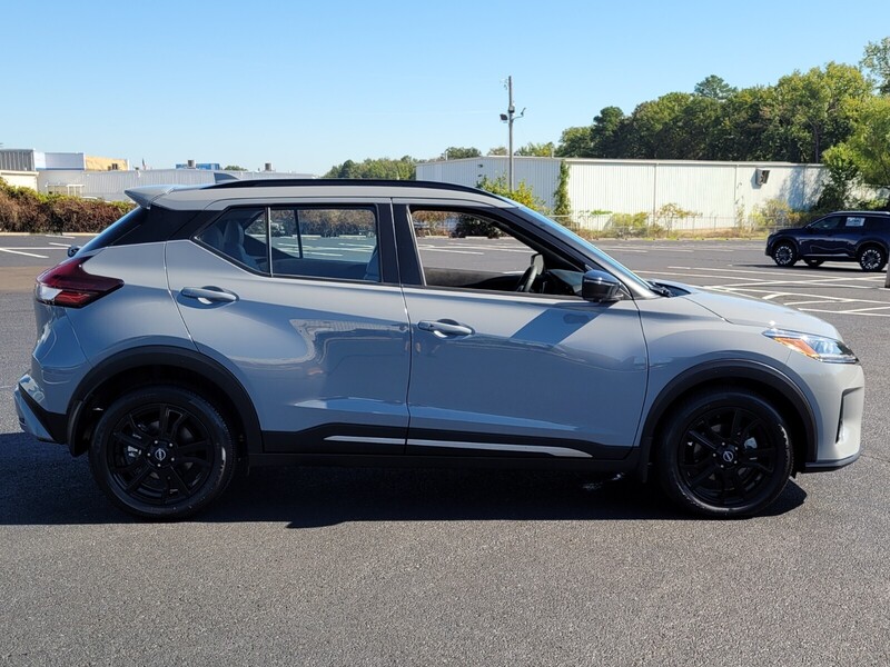 2024 Nissan Kicks SR photo 2