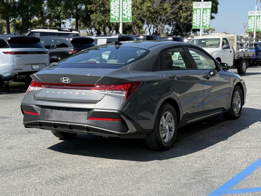 2025 Hyundai Elantra SE photo 4