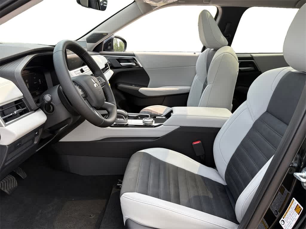 2025 Mitsubishi Outlander SE photo 3
