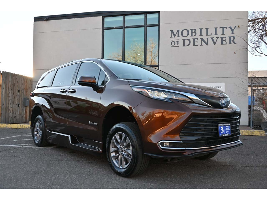 2022 Toyota Sienna XLE photo 3